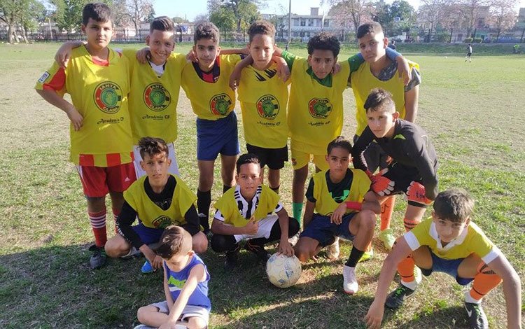 Niños jugadores de fútbol en Santa Clara, Cuba.