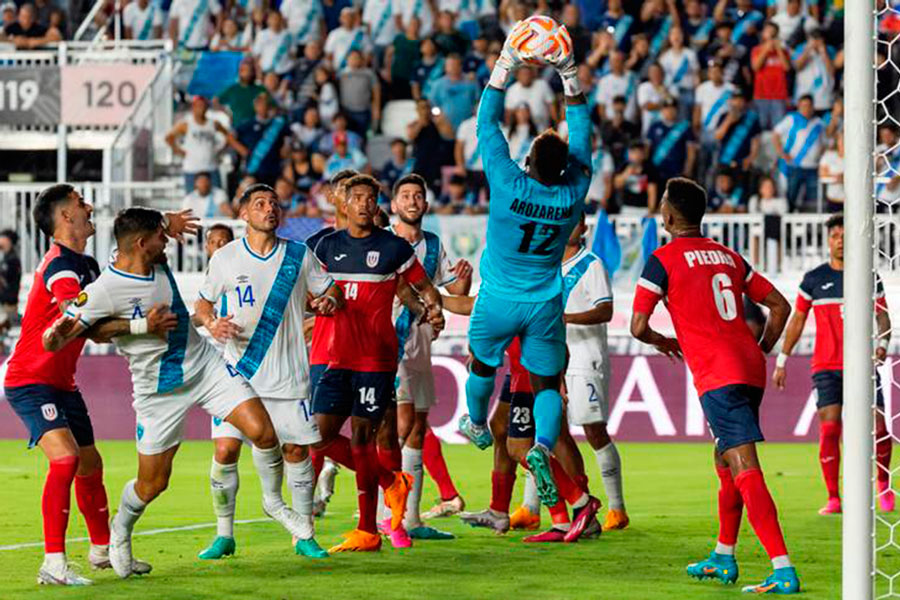 Portero cubano Raiko Arozarena en acción.