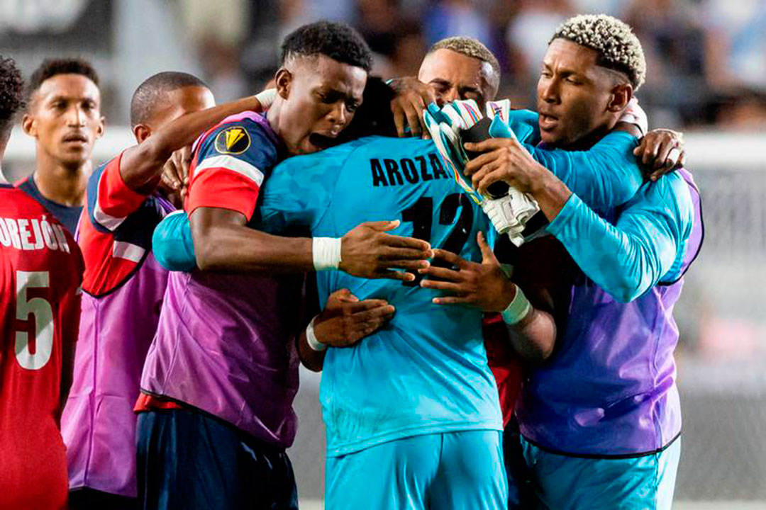 Cubanos felicitan a Raiko Arozarena tras parar un penal contra Guatemala.