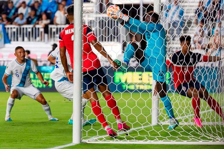 Portero cubano Raiko Arozarena para balón.