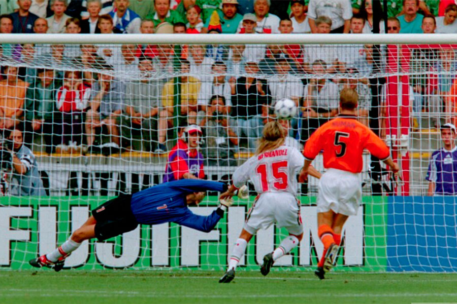 Gol de Luis Hernández le da el empate, 2-2, a México frente a Holanda, en la Copa Mundial de Fútbol de Francia 1998.