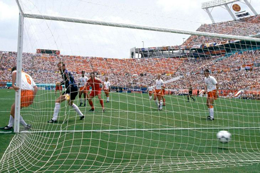 Gol de Philippe Albert, de Bélgica, frente a Holanda en la Copa Mundial de Estados Unidos 1994.