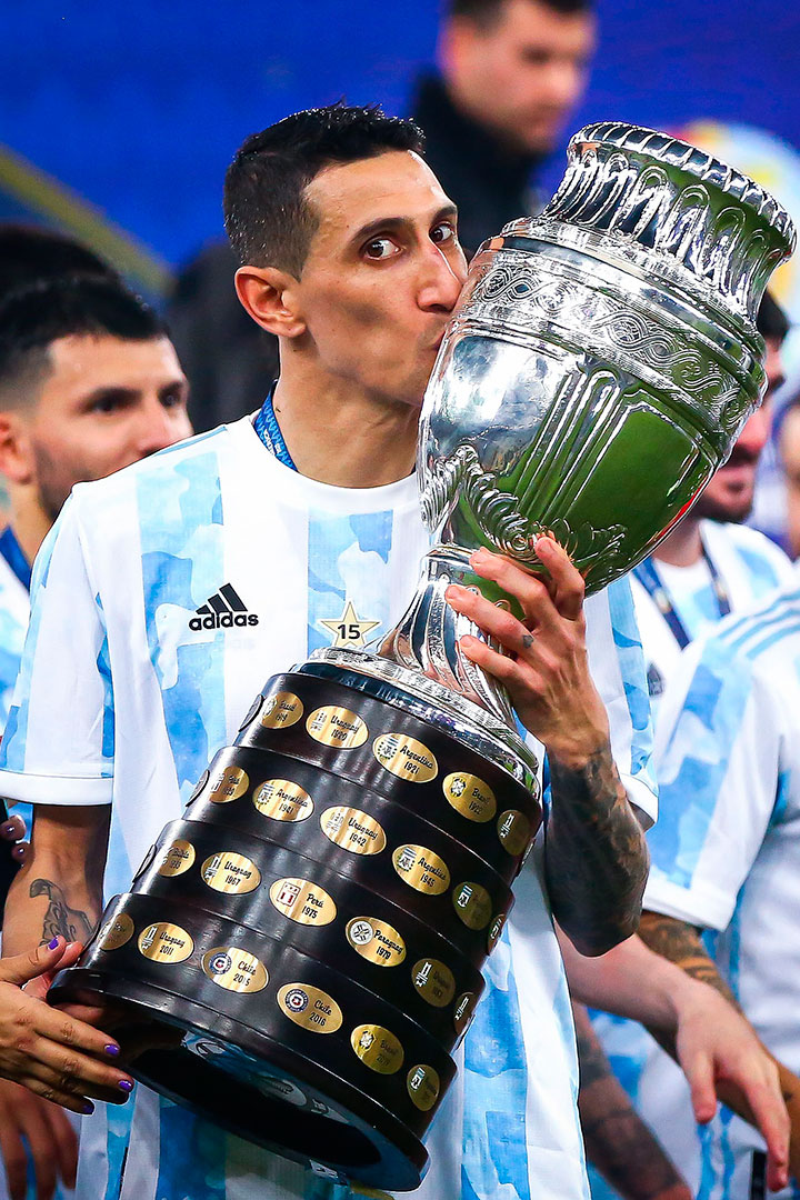 Di María besa la Copa América de 2021.