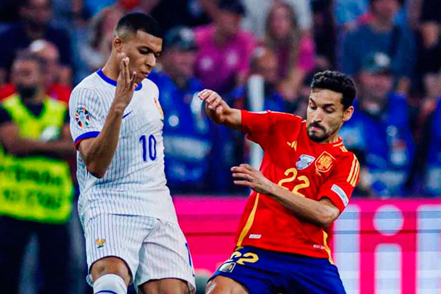 Jesús Navas y Mbappe en la semifinal entre España y Francia en la Eurocopa 2024.