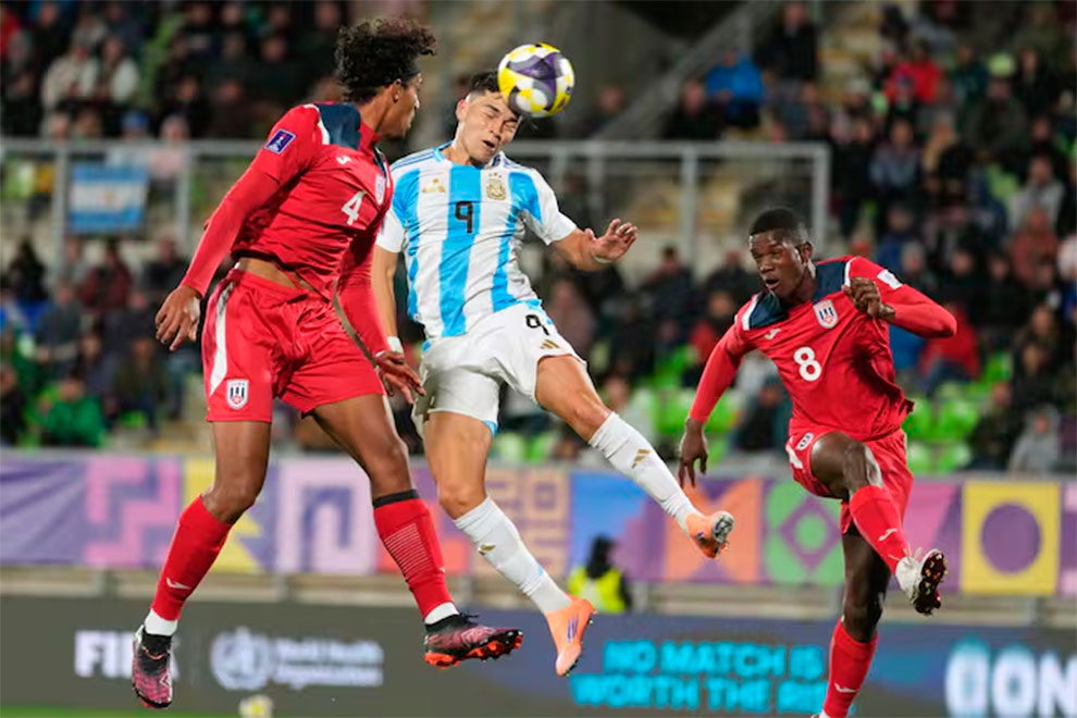 Momento del juego entre Cuba y Argentina en el Mundial Sub-20.