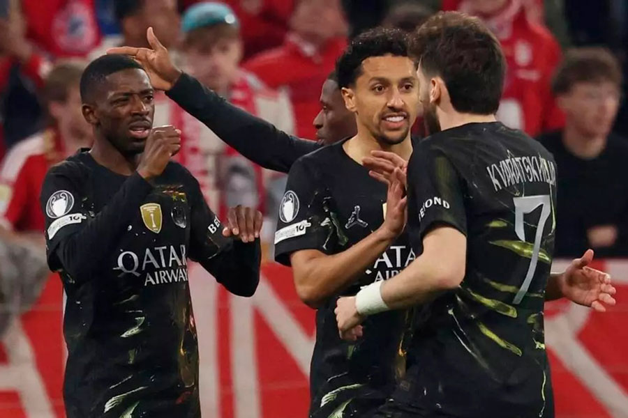 Ousmane Dembélé recibe la felicitación por el gol de la victoria del PSG.