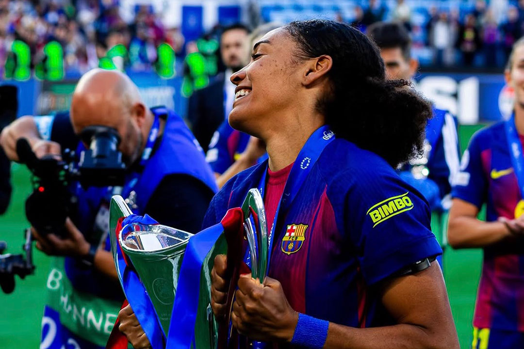 Salma Paralluelo con la copa del Barcelona.