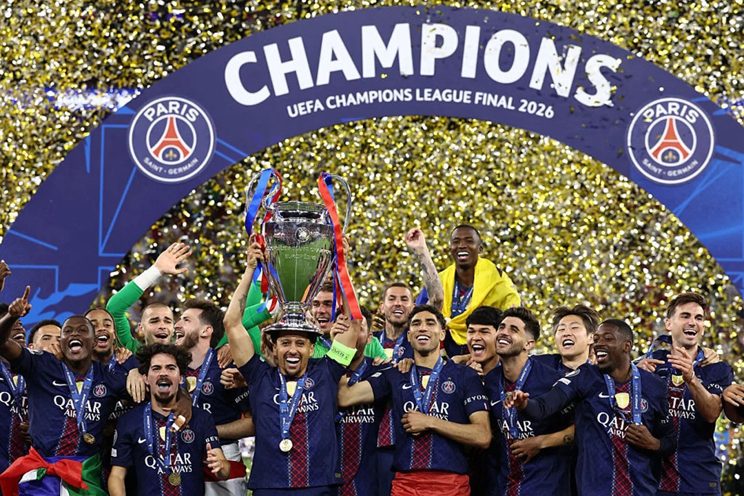 Jugadores del PSG alzan la copa de la Champions.