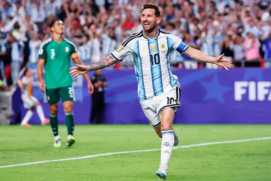 Leonel Messi celebra uno de sus tres goles en el juego de Argentina contra Argelia.