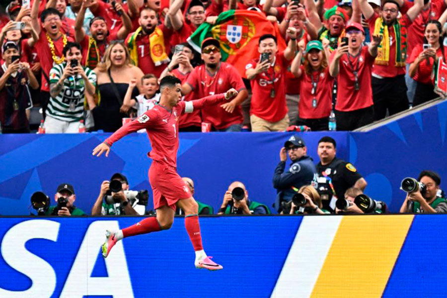 Cristiano Ronaldo y la afición portuguesa celebran la victoria contra Uzbekistán.