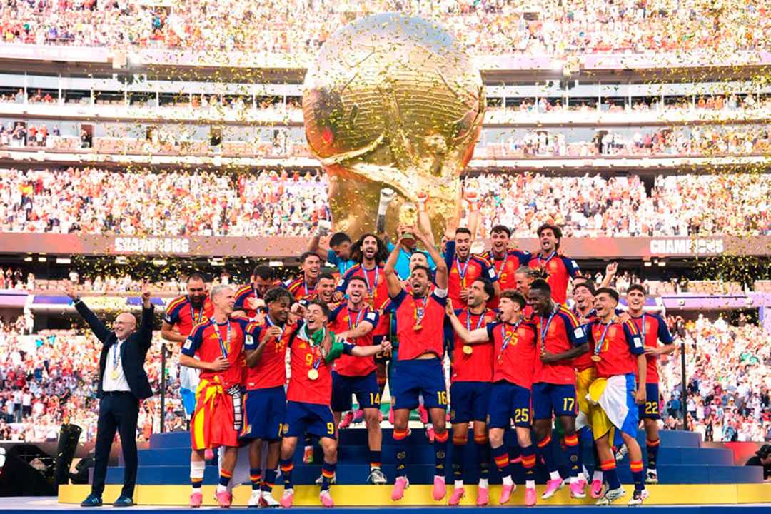 Equipo de España celebra el título en la Copa Mundial de Fútbol.