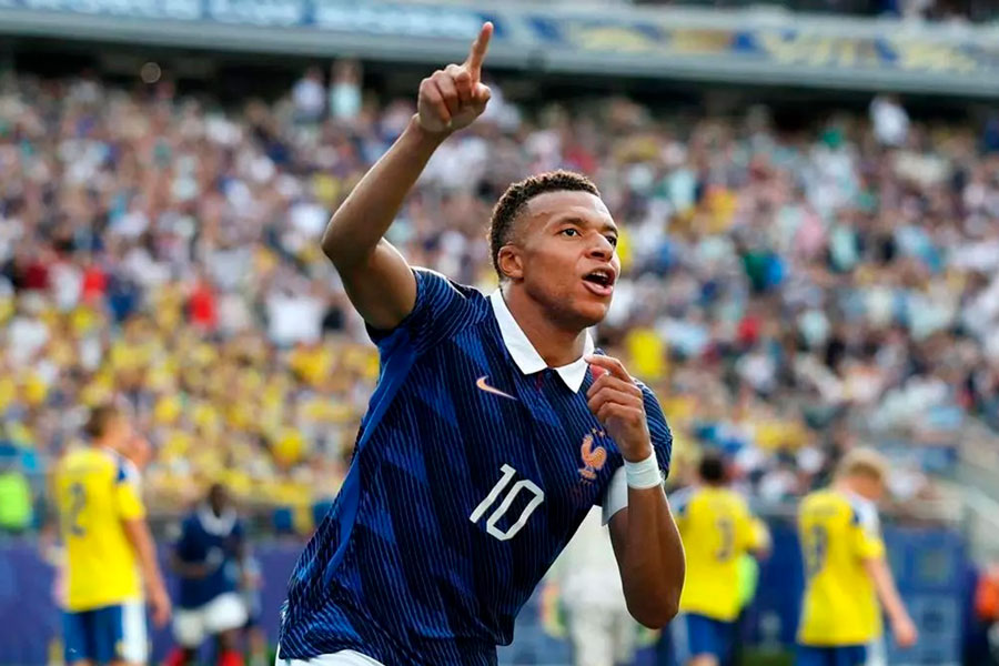 Kylian Mbappé celebra su  segundo  gol contra Suecia.