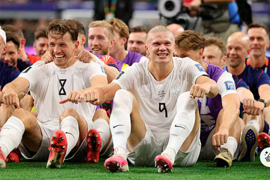 Equipo de Noruega celebra el paso a octavos de final.