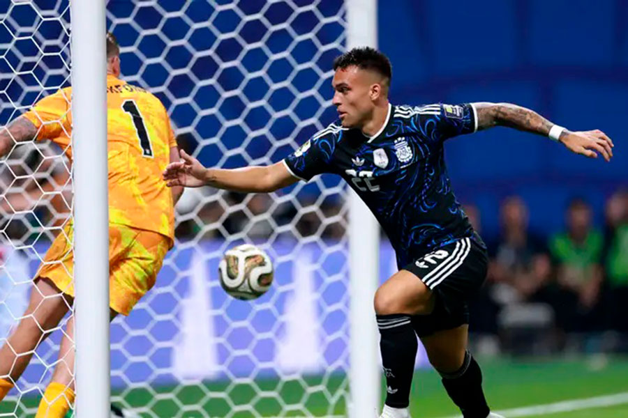 Gol de Lautaro Martínez en el juego de Argentina contra Inglaterra.