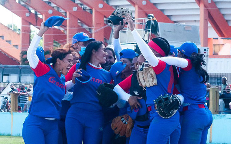 Las jugadoras  granmenses festejan la reconquista del  título. (Foto: Carolina Vilches Monzón)