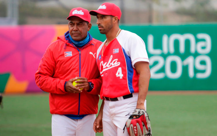 El caibarienense Leonardo Cárdenas dirigiendo el equipo Cuba en los Juegos Panamericanos de Lima 2019.