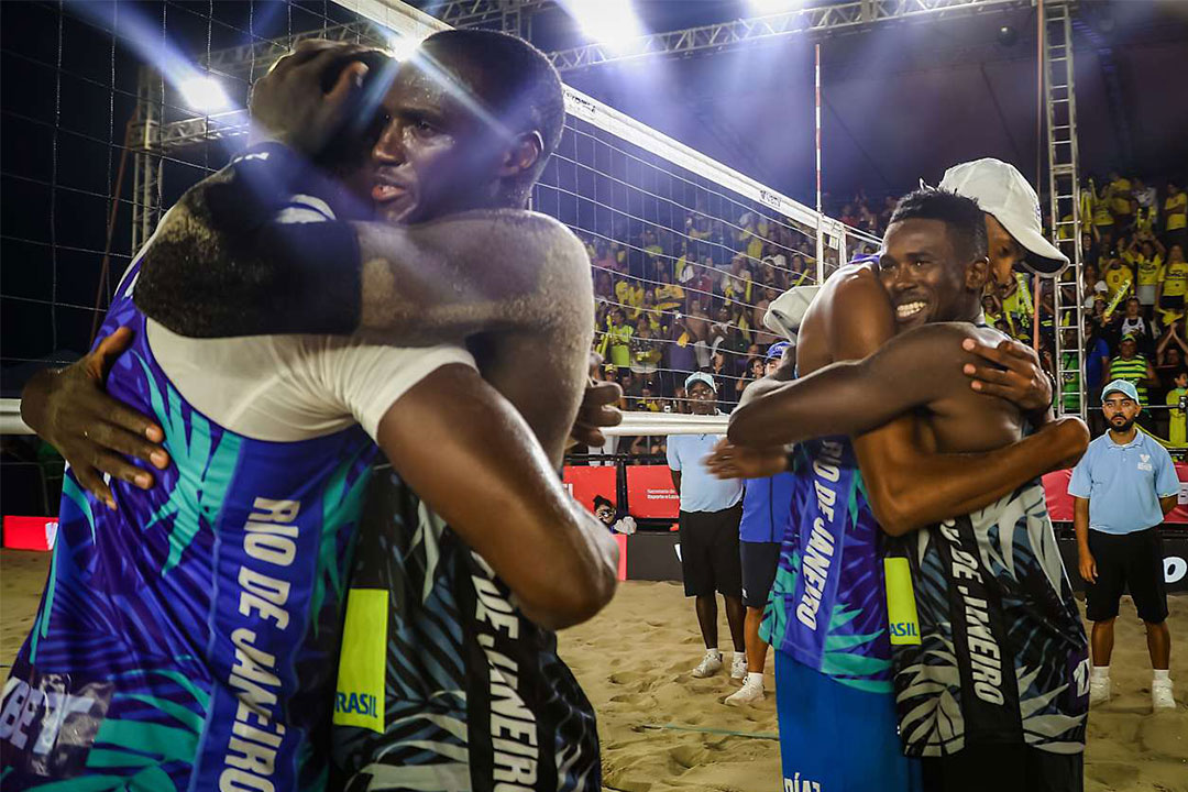 Tras un intenso partido, cubanos y cataríes se fundieron en un abrazo.