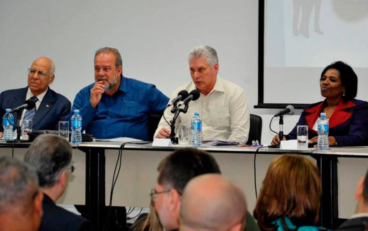 Miguel Díaz-Canel, preside balance del Banco Central de Cuba,