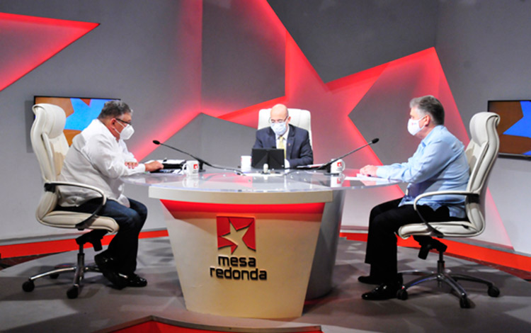 Alejandro Gil Fernández y Marino Murillo Jorge en Mesa Rendonda sobre la Tarea Ordenamiento.