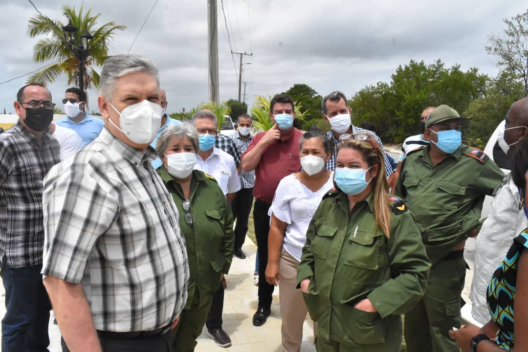 Ministro de Economía y Planificación, Alejandro Gil Fernandez comprueba rehabilitación de a paya de Caibarién.