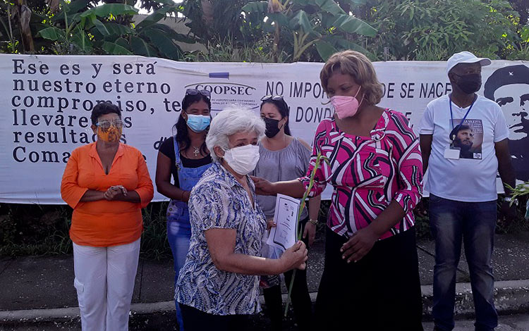Reconocimiento a clientes en el acto por el aniversario 7 de la Cooperativa No Agropecuaria de Contadores, de Santa Clara. Reconocimiento a clientes en el acto por el aniversario 7 de la Cooperativa No Agropecuaria de Contadores, de Santa Clara.