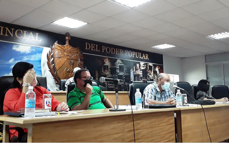 Alberto López Dí­az, gobernador de Villa Clara, durante la reunión de análisis del presupuesto en Villa Clara.