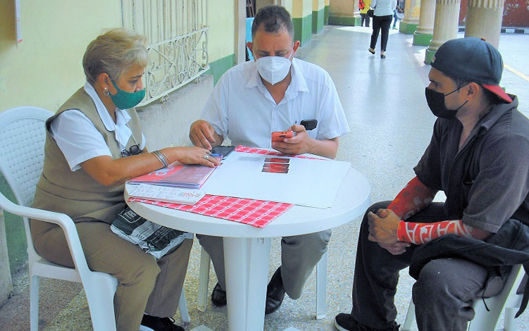 Especialistas de Bandec prestan servicios durante la Feria del Libro en Santa Clara.