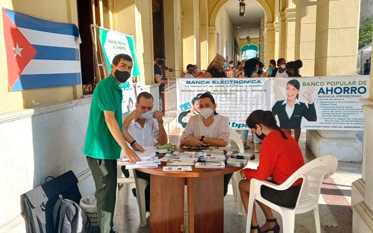 Banco Popular de Ahorro participa en la Feria del Libro en Villa Clara con opciones de servicios para los clientes.