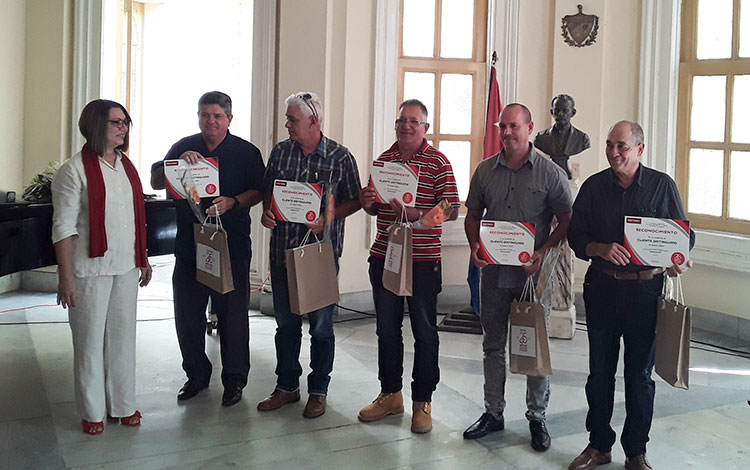 Reconocimiento a clientes de Bandec.