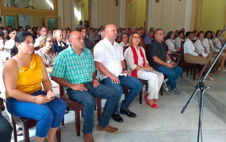 Presidencia del acto de Villa Clara por el aniversario 25 de Bandec.