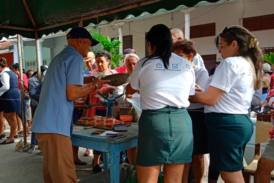 Feria comercial en Camajuaní con canales electrónicos de pago.