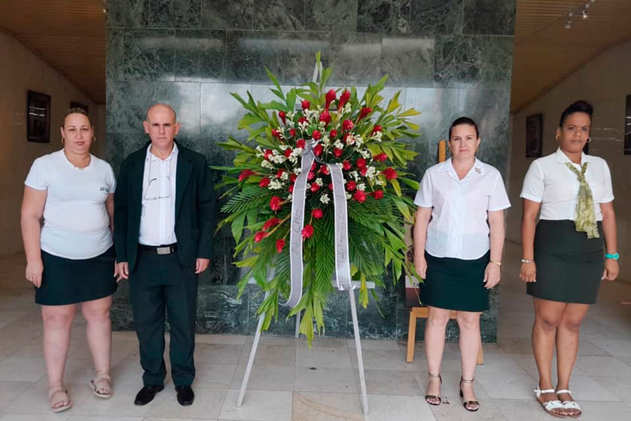 Ofrenda floral en honor a Ernesto Che Guevara y sus compañeros de lucha en Bolivia.