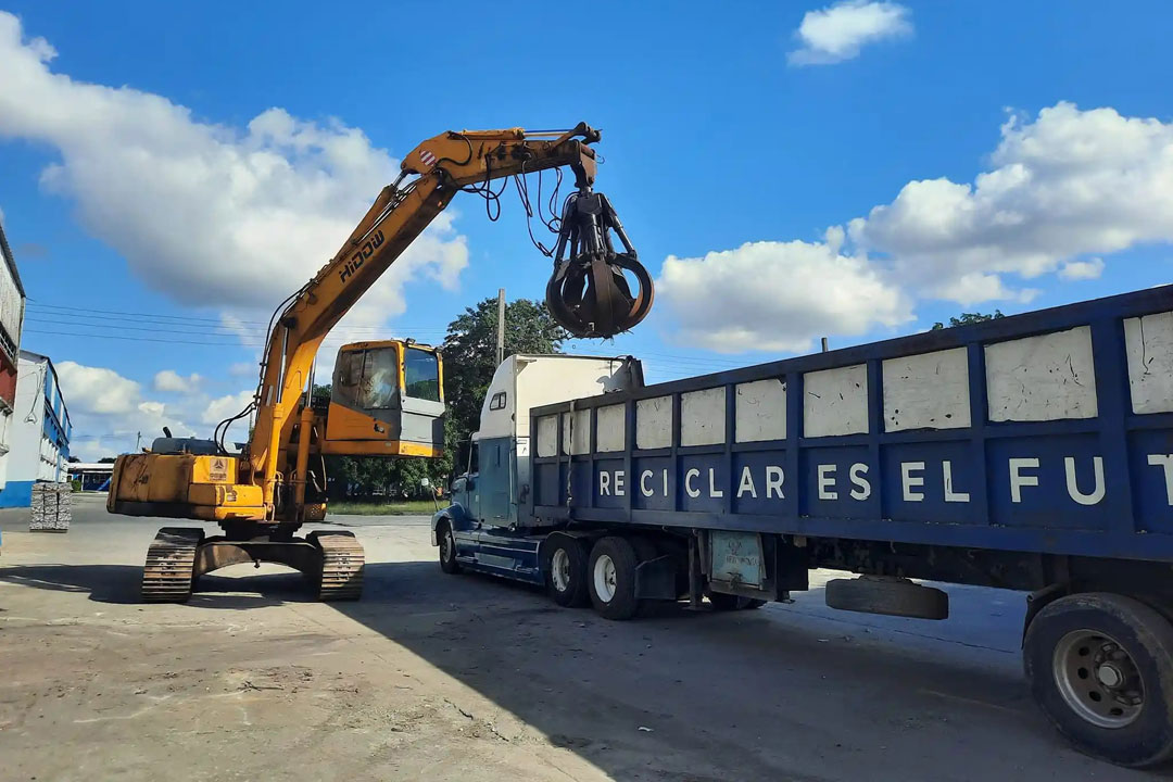 Proceso de cargar materia prima en un equipo ferroviario