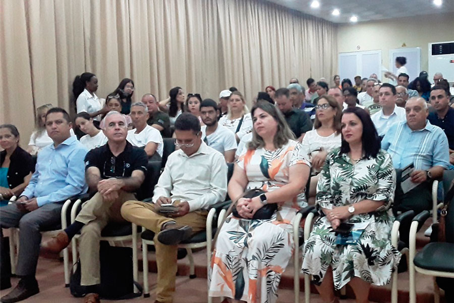 Participantes en el lanzamiento del microdrédito Crece.