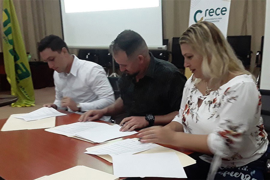 Emprendendores firman para recibir el microcrédito Crece.