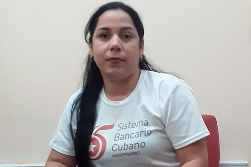 Maylín Martín Aguilera, jefa del Departamento de Banca Personal y Electrónica de la Dirección Provincial de Bandec.