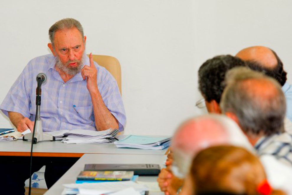 Fidel Castro Ruz en un intercambio con especialistas en el Centro de Estudios de la Economía Mundial, en La Habana.