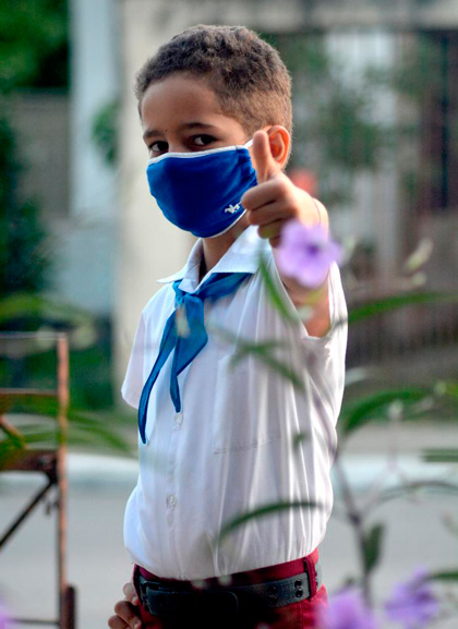 Alumno cubano con nasobuco.