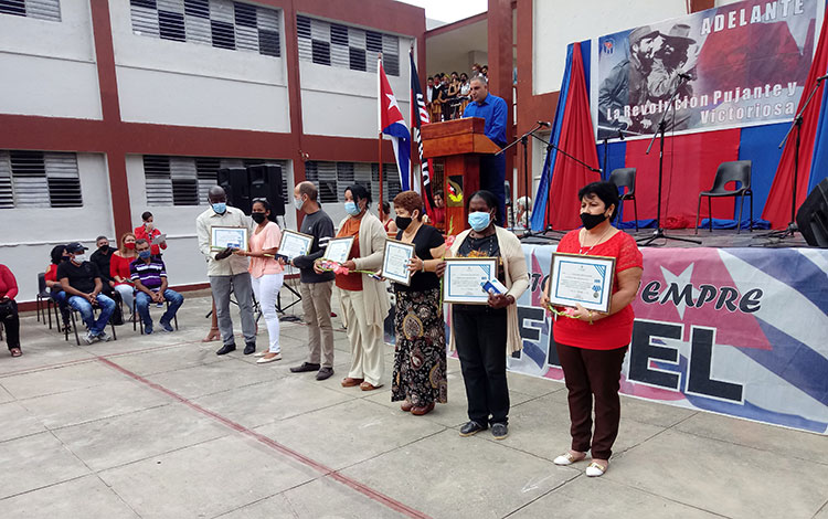 Reconocimiento a educadores destacados de Villa Clara.