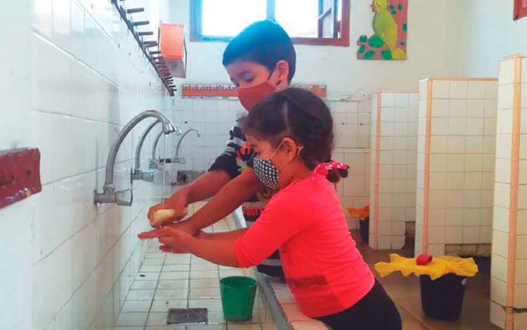 Niños realizan la higiene de las manos en el cí­rculo infantil.