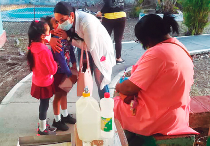 Una madre santaclareña dejando a sus hijos en el cí­rculo infantil.
