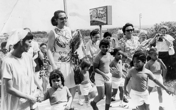 Vilma Espí­n Guillois durante la inauguración de un cí­rculo infantil en Cuba.