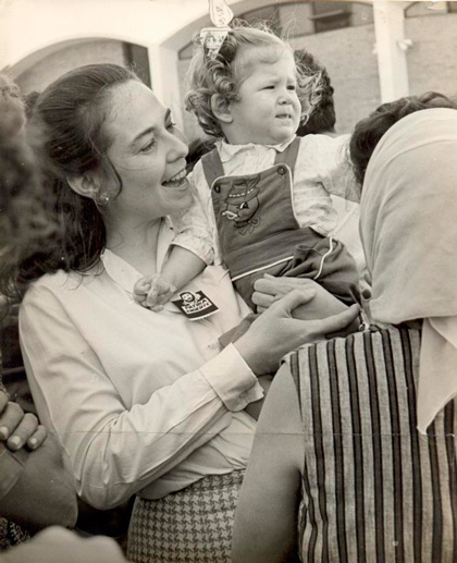 Vilma Espí­n Guillois carga una niña durante la inauguración de un cí­rculo infantil en Cuba.