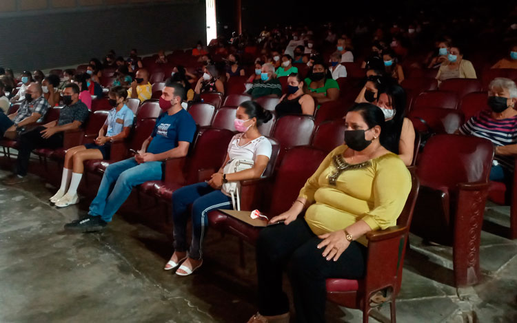 Educadores de varias enseñanzas se reúnen para homenajear el 60 Aniversario de la Campaña de Alfabetización. 