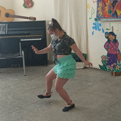 Alumna de la Educación Especial en Villa Clara danza durante el acto por el aniversario 60 de esta enseñanza.