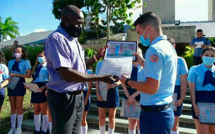 Eslandy Santana Sánchez recibió su certificado de graduado más integral de manos del Dr. Liem O´Farrill Mons, director Provincial de Educación.