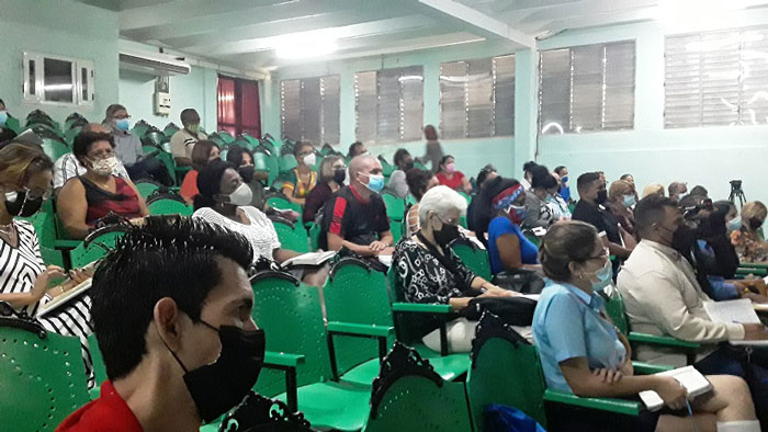 Participantes en el encuentro de la vice ministra primera de Educación con representantes del sector en Villa Clara. Participantes en el encuentro de la vice ministra primera de Educación con representantes del sector en Villa Clara.