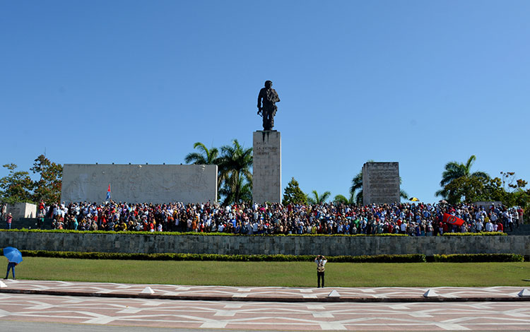 Integrantes del Contingente Manuel Ascunce Domenech en el aniversario 50 de su fundación, rinden tributo al Che.