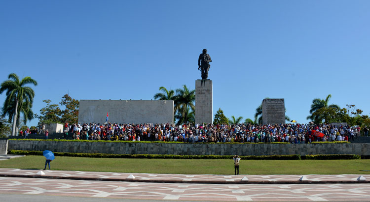 Integrantes del Contingente Manuel Ascunce Domenech en el aniversario 50 de su fundación, rinden tributo al Che.