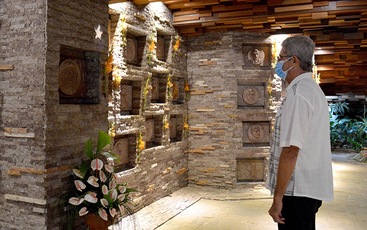 Profesor jubilado Manuel Delgado Pérez rinde homenaje al Cje en el Memorial donde reposan sus restos y los de sus compañeros de lucha en Bolivia.